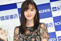 久住小春、ベアトップで美デコルテ大胆披露「眩しい」「セクシー」の声 画像