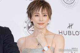米倉涼子、大胆スリットから美脚全開 50歳は節目の年「努力と挑戦はし続けていきたい」 画像