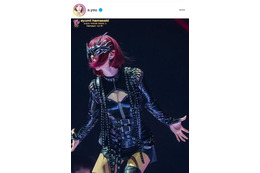 浜崎あゆみ、赤毛ボブ×ボンテージ風衣装のステージSHOTにファン悶絶「破壊力えぐすぎ」「目の保養」