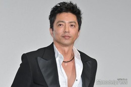 大沢たかお、ハーフパンツ姿のオフショットに反響「彼氏感ありすぎて悶絶」「足の筋肉に釘づけ」 画像