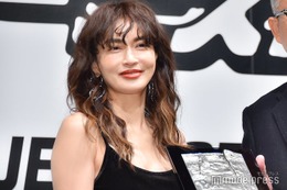 長谷川京子、ミニ丈×ルーズソックスで美脚輝く「さすがの着こなし」「スタイル良すぎ」の声 画像