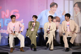 Snow Man向井康二、号泣する共演者に寄り添う タイの会場から歓声飛ぶ【Dating Game～口説いてもいいですか、ボス！？～】 画像