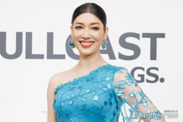 アンミカ、ミニ丈私服で美脚輝く「ガーリーで素敵」「脚が長すぎる」と反響 画像