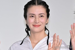 柴咲コウ、チューブトップドレスでデコルテ＆美背中輝く「透明感すごい」「芸術作品のよう」