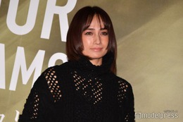 佐田真由美、美背中ざっくりワンピ姿「美しい」「色っぽい」の声