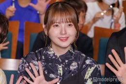 鬼頭明里、ノースリーブでスラリ二の腕披露「爽やか」「サングラスも似合ってる」の声