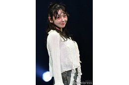 FRUITS ZIPPER櫻井優衣、カール前髪で抜け感 ウエスタンブーツ合わせがおしゃれ【オキコレ2025】 画像