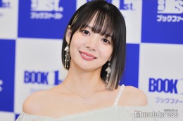 岡田紗佳、“超ミニ”から大胆美脚スラリ 始球式オフショットに「スタイル抜群」「すごい体勢」と反響 画像