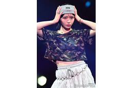 FRUITS ZIPPER鎮西寿々歌、肩見せTシャツ姿披露 ストリートコーデで登場【オキコレ2025】