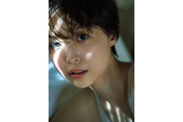 渡邊渚、水着姿で素肌輝く「週プレ」表紙登場