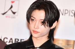 Stray Kidsフィリックス、変装なしでNY地下鉄降臨 オフショット公開に反響「普通に乗っててびっくり」「絵になる」 画像