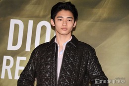 冨永愛の息子・章胤、初ミラノランウェイで圧巻美脚披露「スタイル抜群」「着こなせるのがすごい」と反響 画像