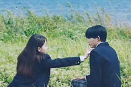 山田杏奈、なにわ男子・長尾謙杜と接近 映画「恋に至る病」“唇に触れる”場面写真解禁 画像