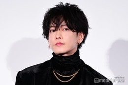 佐藤健、雰囲気ガラリのメイク姿が話題「別人みたい」「刺激が強い」 画像
