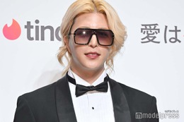 ROLAND、グラス片手にジャグジー入浴中の休暇写真公開「帝王感溢れすぎ」「美脚に悶絶」の声 画像