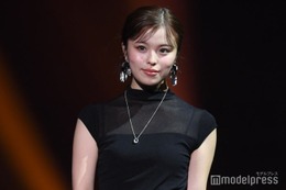 おさき、ホルターネックで素肌見せ 優雅なモーニングショットに「肌綺麗すぎ」「お姫様みたい」の声 画像