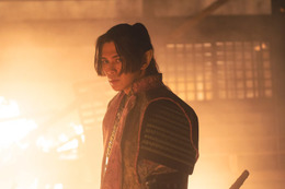吉沢亮、堤真一に膝枕・眞栄田郷敦は炎の中で苦悩の表情 映画「バババ」独占場面写真解禁 画像