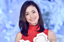 上戸彩、美背中輝く衣装姿「さすがのスタイル」「透明感すごい」の声 画像