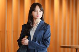清原果耶、日韓共同制作で再び火曜ドラマの舞台へ “再共演”成田凌は「自然体で撮影に臨める空気を作ってくださる」【「初恋DOGs」インタビュー】 画像