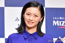 榮倉奈々、へそ出しシャツコーデ披露「綺麗」「さすがのスタイル」と反響 画像