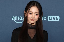 TWICEツウィがピンク髪に カラコン・口ピ…“全員ギャル”新ビジュ公開で反響 画像