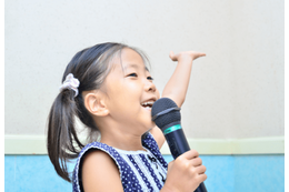 リビングで喧嘩する祖父母　すると、孫が歌謡曲を歌い始め…→「上手い」「ほっこりした」 画像