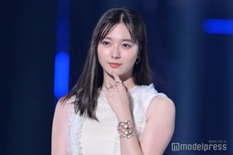 新川優愛、透け素材で美スタイル披露「上品で素敵」「美しすぎる」と反響