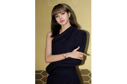 BLACKPINKリサ、肌見せコーデで日本満喫「新宿にとけ込んでる」「変装なしですごい」と驚きの声