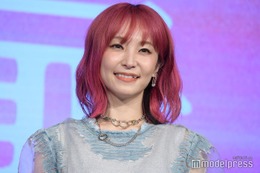 LiSA、ミニスカ＆網ソックスで美脚スラリ 海外ライブショットに反響続々 画像