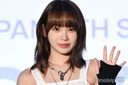 LE SSERAFIMチェウォン、ショートパンツで美脚披露 夜の愛犬散歩ショットに「微笑ましい」の声 画像