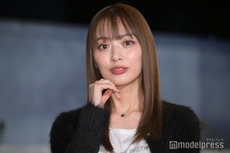 内田理央、ミニ丈から美脚スラリ「オフ感満載」「スタイル良い」の声