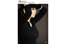 「凛々しい眼差し」浜崎あゆみ、美しい横顔のリハSHOTに反響「カッコよすぎる」