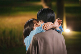 【海老だって鯛が釣りたい 第1話】海老子（田辺桃子）、鯛島（桜田通）に勢いでキス・水沼（中川大輔）とベッドで朝迎える