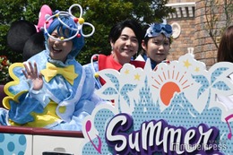 ミセス、ディズニーにサプライズ降臨 ミッキー＆ミニーとオープンカーでパレード 画像