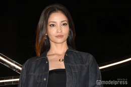 黒木メイサ、脇腹チラ見せルック披露「綺麗すぎ」「メガネも素敵」の声 画像