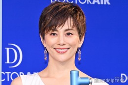 米倉涼子、ウエスト＆美背中大胆披露 モノトーン衣装姿に「圧倒的な美しさ」「肩甲骨が綺麗」の声 画像