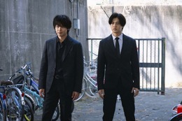 【DOPE 麻薬取締部特捜課 第1話】危険迫る才⽊（高橋海人）のもとに陣内（中村倫也）が現れる 画像