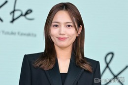 川口春奈、ノースリーブ＆眼鏡のプラベショットに反響「撃ち抜かれる美しさ」「西日に当たる姿もかっこいい」 画像