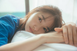 桜井日奈子、“2026カレンダーブック”決定 メリハリ効いたボディーライン＆鍛え上げたお腹も披露 画像