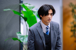 「DOPE」初回、人気芸人突然登場 才木（高橋海人）の回想に考察続々「びっくり」「父親？」 画像