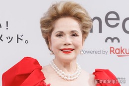 デヴィ夫人、スタイル際立つ水着姿披露「引き締まってて綺麗」「美脚すぎる」と反響 画像