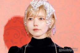 益若つばさ、ミニ丈ワンピースでスラリ美脚披露「スタイル良すぎ」「着こなし可愛い」と反響
