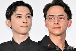満島真之介、吉沢亮との膝乗り密着ショット披露「胸の高鳴り伝わる」「仲良すぎる」の声 画像