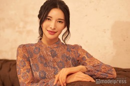 “世界一のグラビア雑誌”表紙も飾った4児のママ・紗世、家族ショット公開「一年で人生変わりすぎた」 画像