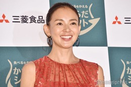 SHIHO、娘・サランとプール＆海満喫「親子で骨格優勝してる」「ビキニで手脚の長さが際立つ」の声 画像