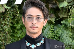 PINKY、夫・窪塚洋介と長女のキスショット公開 家族旅行満喫の様子に「かっこいいパパ」「溺愛ぶりすごい」と反響