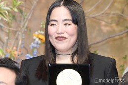 ゆりやんレトリィバァ、無言＆表情芸でスピーチ 剛力彩芽はノースリーブドレスで登場【第51回放送文化基金賞】 画像