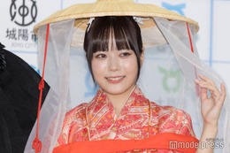 東雲うみ、美バスト際立つ私服姿 ディズニー満喫ショットに「可愛い」「セクシー」 画像