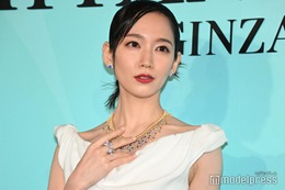 吉岡里帆、美デコルテ輝くオフショルドレス姿 正月の実家帰省が「1番輝いている」理由【ティファニー銀座 オープニングイベント】 画像