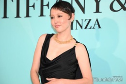 菊地凛子、最近輝いた瞬間は子育て中の一コマ 胸元ざっくりドレスで圧巻スタイル披露【ティファニー銀座 オープニングイベント】 画像